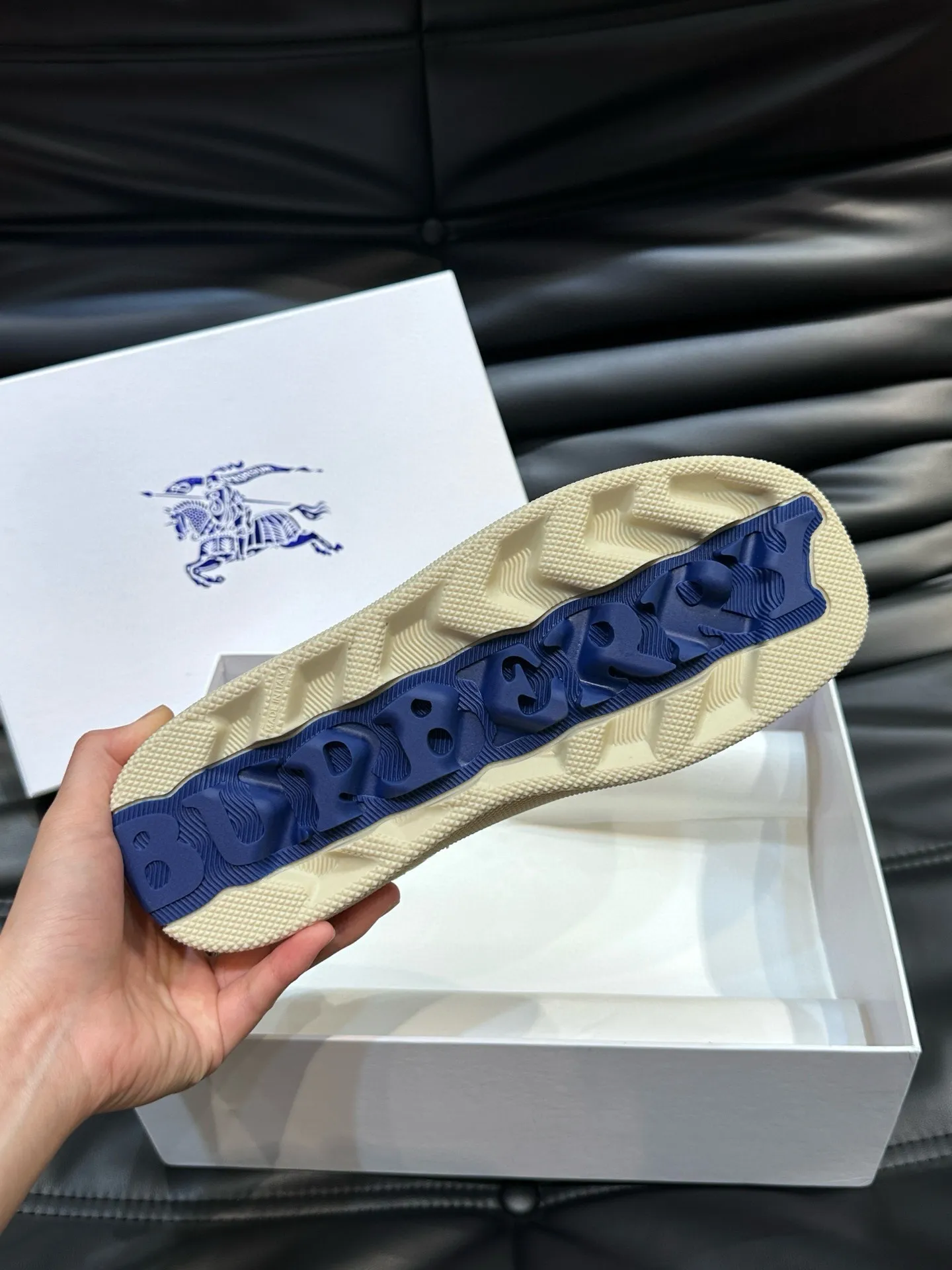 Factory price: 458💰Burberry Box series👫 Thick-soled casual sports shoes for couples, cool sneakers and bread shoes, purchased and developed from the original version, the top version of Box series sports shoes, made of original plaid/knitted fabric, embellished with EKD embossing. Made of mesh lining, the laces are decorated with metal coils, the rubber sole is decorated with the Burberry letter logo, and the original molded 3.5CM two-color T men's shoe 💰U outsole! Code number: 35-45 (35-45 customized)